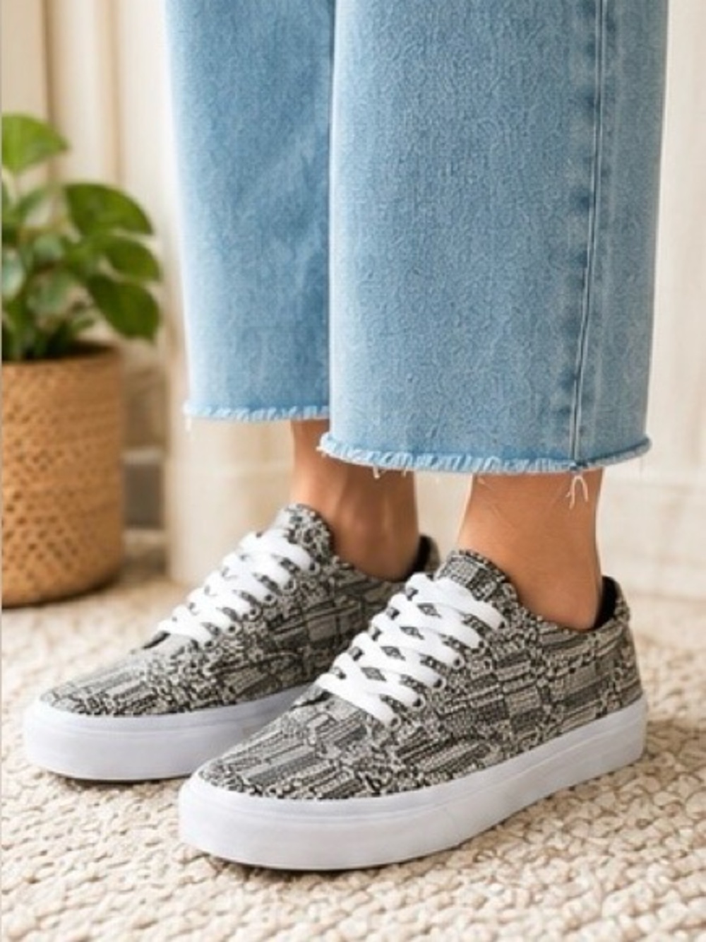 Vans Camden Deluxe UltraCush Sneakers Women’s 8 Black White Optical Canvas Shoes